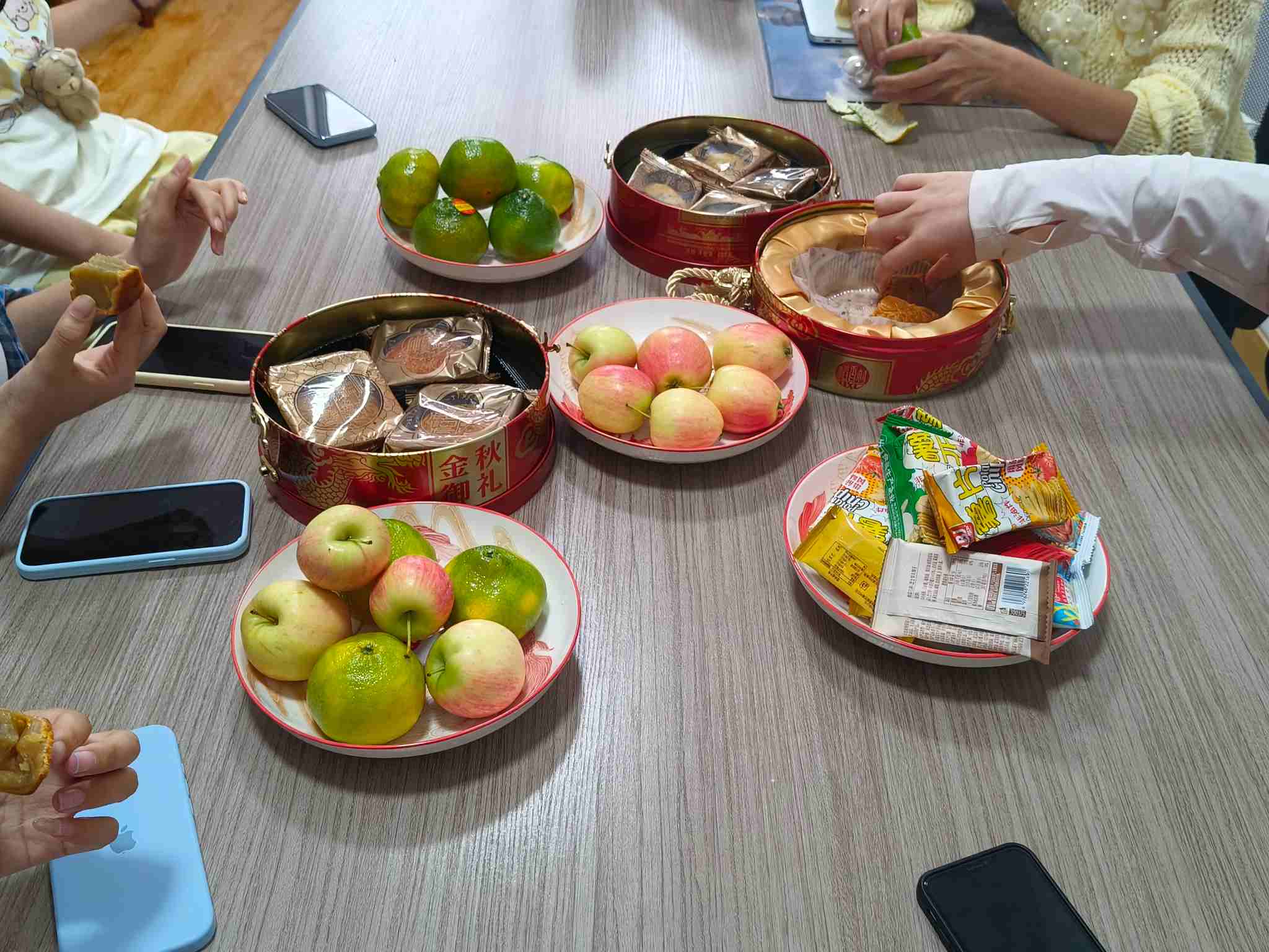 Zemeijia memegang teh petang yang hangat