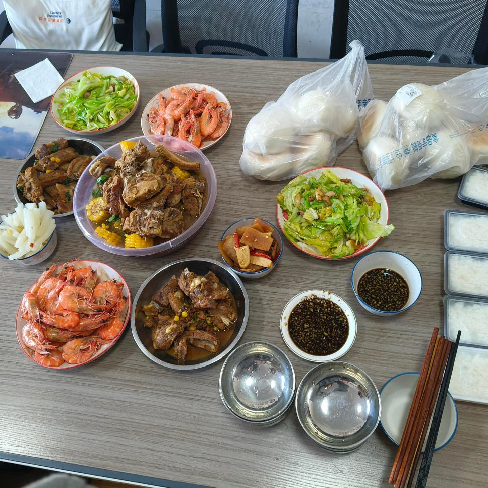 Bos memasak makan tengah hari untuk semua orang!